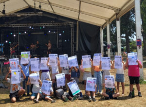 Les enfants sont chacun derrière l'affiche qu'ils ont dessinée